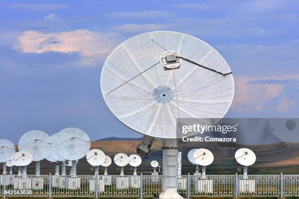 searching telescopes array - radiacion electro magnetica fotografías e imágenes de stock