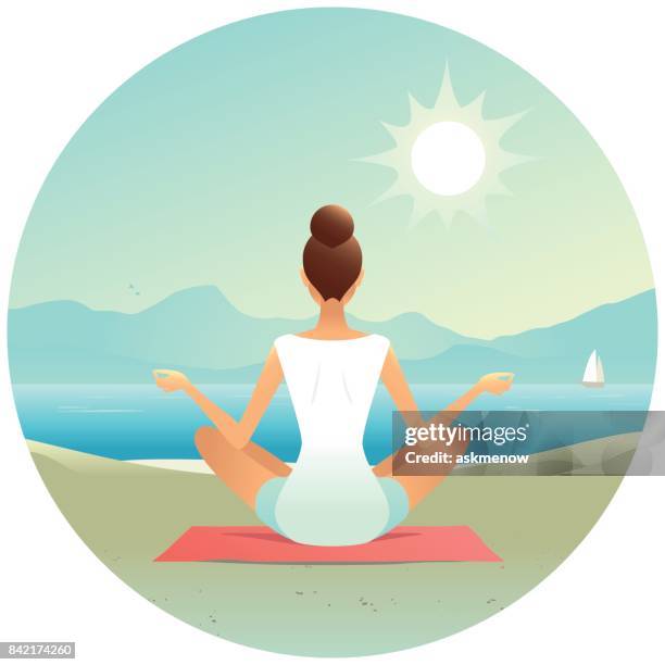 stockillustraties, clipart, cartoons en iconen met jonge vrouw doet yoga op het strand - young women