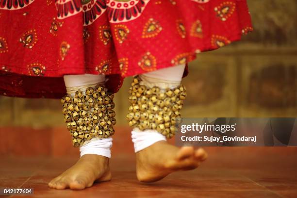 kathak dancer's voetenwerk - dancer india stockfoto's en -beelden