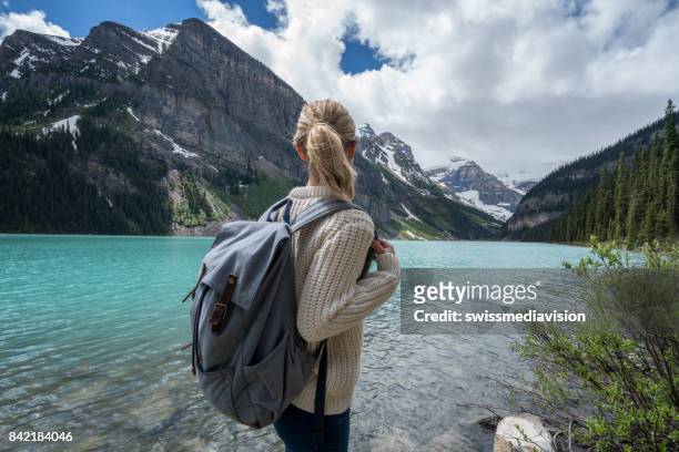 ハイキング女性は美しい山の景色を楽しんでいます - lake louise ストックフォトと画像