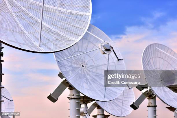 searching telescopes array - radio telescope stock pictures, royalty-free photos & images