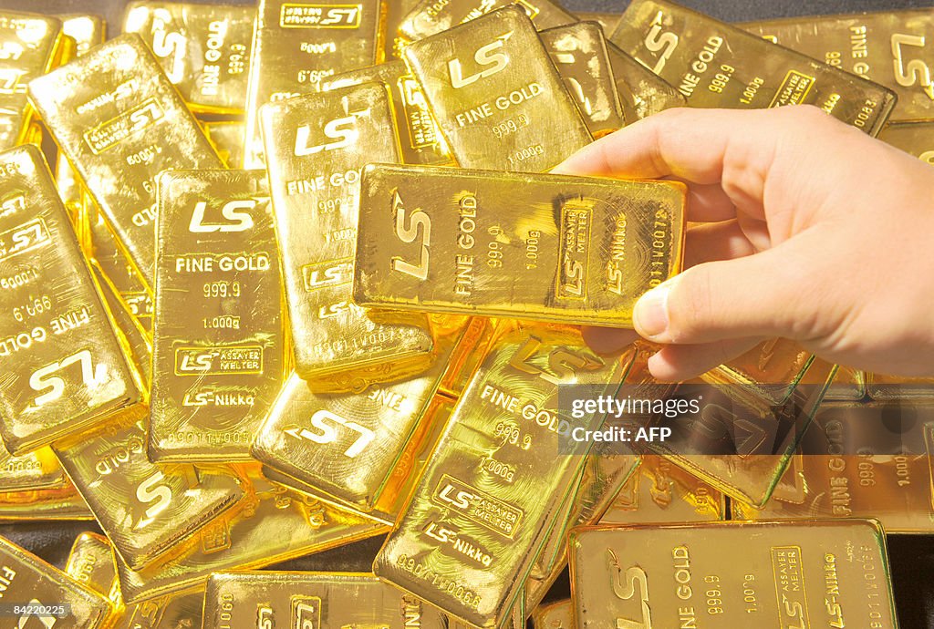 Pure 1,000-gram gold bars produced by So