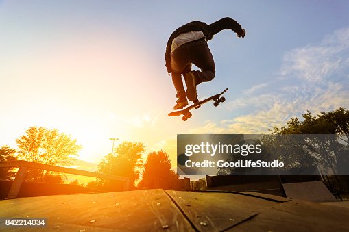 Skater che fa una bravata Skater che fa una bravata