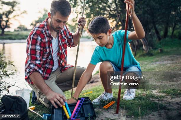 met papa op de rivier - fishing tackle box stockfoto's en -beelden