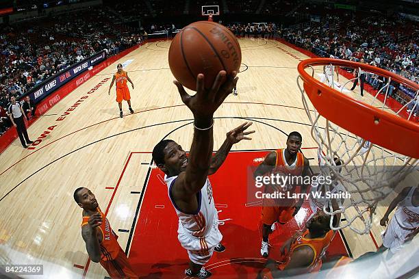 Othyus Jeffers of the Iowa Energy goes to the basket during the D-League game against the Albuquerque Thunderbirds on December 4, 2008 at Wells Fargo...