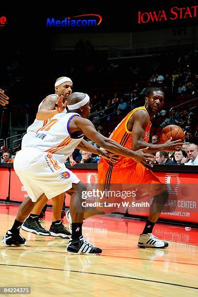 Fred Gibson of the Albuquerque Thunderbirds drives past Larry Ayuso and Curtis Stinson of the Iowa Energy during the D-League game on December 4,...