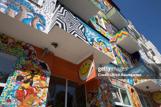 The photo shows the painted exterior facade of the HappyGoLuckyHotel in the Berlin district of Charlottenburg.