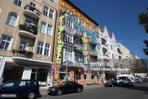 The photo shows the painted exterior facade of the HappyGoLuckyHotel in the Berlin district of Charlottenburg.