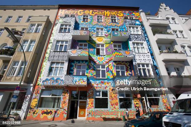 The photo shows the painted exterior facade of the HappyGoLuckyHotel in the Berlin district of Charlottenburg.