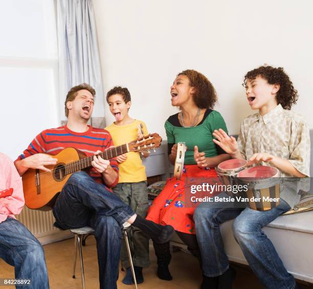 family playing music and singing together. - open day 13 imagens e fotografias de stock