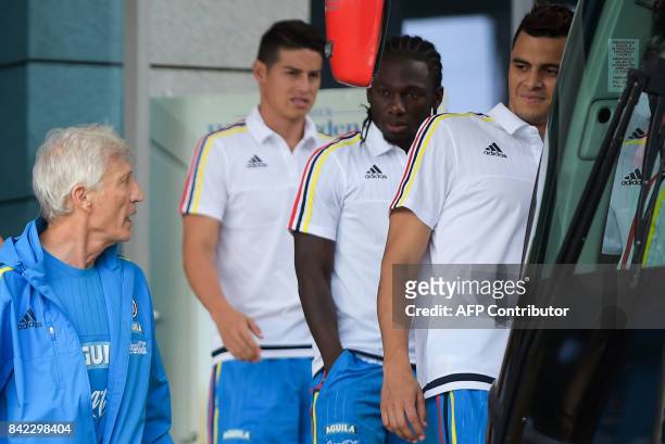 Colombia's coach Jose Pekerman speaks with his players before their training session in Barranquilla on September 3, 2017 ahead of a 2018 FIFA World...