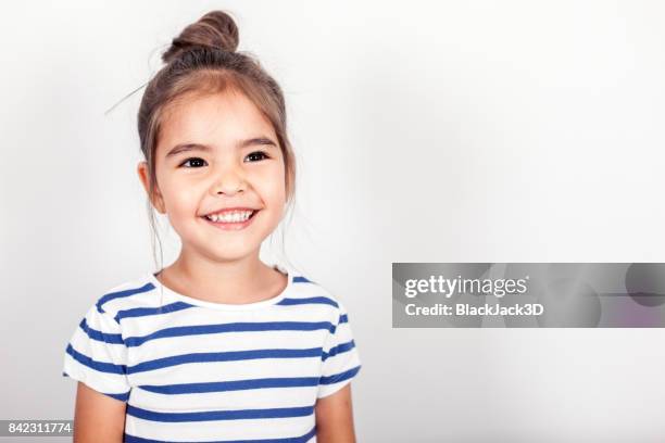 gelukkig klein meisje - happy face close up stockfoto's en -beelden