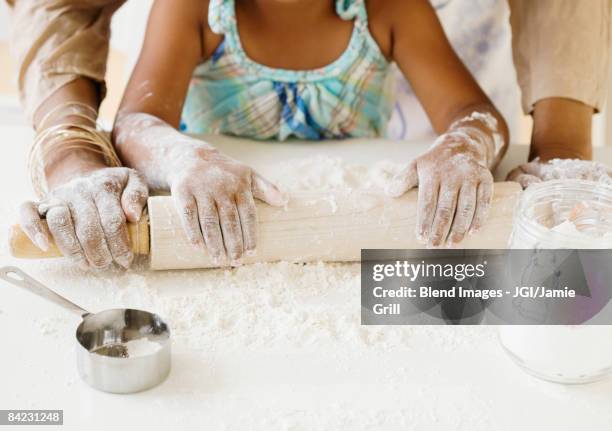 african grandmother baking with granddaughter - granddaughter stockfoto's en -beelden