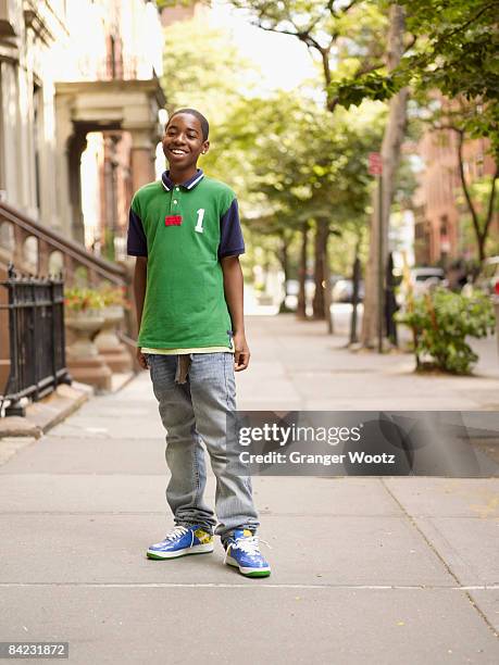 african teenage boy smiling in urban setting - ragazzo new york foto e immagini stock