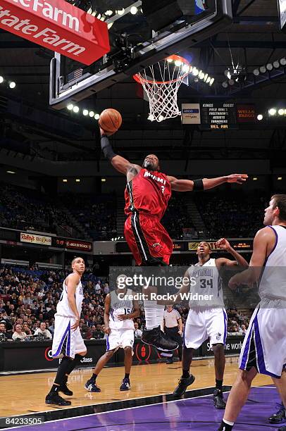 Dwyane Wade of the Miami Heat goes up for a dunk against the Sacramento Kings on January 9, 2009 at ARCO Arena in Sacramento, California. NOTE TO...