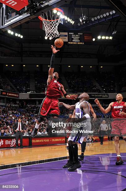 Dwyane Wade of the Miami Heat takes the ball to the basket against Bobby Jackson of the Sacramento Kings on January 9, 2009 at ARCO Arena in...