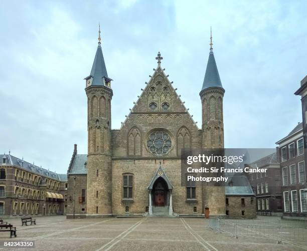 ridderzaal facade inside the hague's binnenhof (dutch parliament) at dusk - la haye stock pictures, royalty-free photos & images