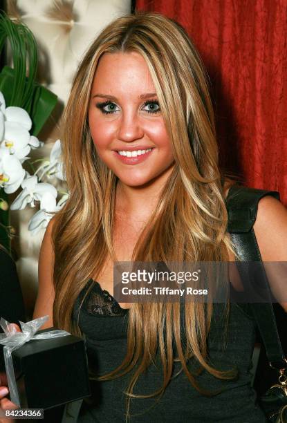 Actress Amanda Bynes poses at the Golden Globe Gift Suite Presented by GBK Productions on January 9, 2009 in Beverly Hills, California.