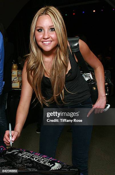 Actress Amanda Bynes poses at the Golden Globe Gift Suite Presented by GBK Productions on January 9, 2009 in Beverly Hills, California.