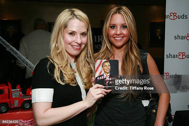 Actress Leslie Grossman and actress Amanda Bynes pose at the Golden Globe Gift Suite Presented by GBK Productions on January 9, 2009 in Beverly...