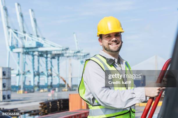 mann arbeitet im verschiffungshafen - dockarbeiter stock-fotos und bilder