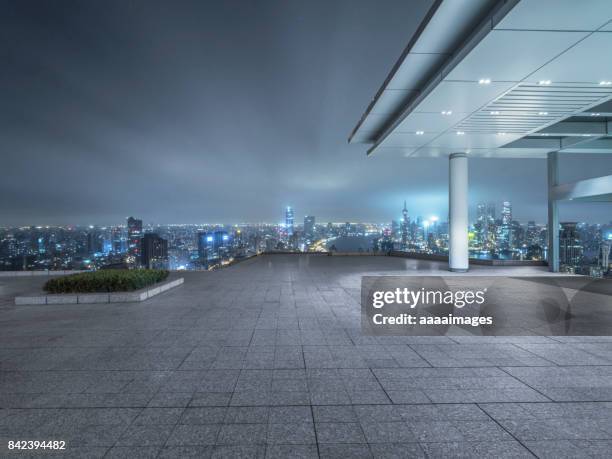 empty parking lot/observation platform - empty lot night - fotografias e filmes do acervo