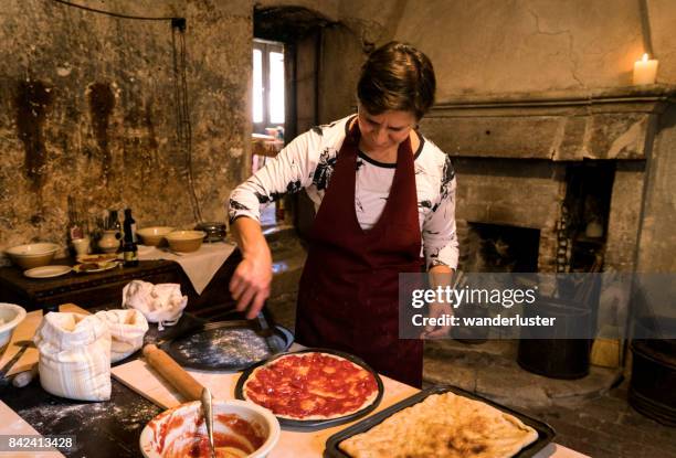 horno para pizza - abruzzi fotografías e imágenes de stock