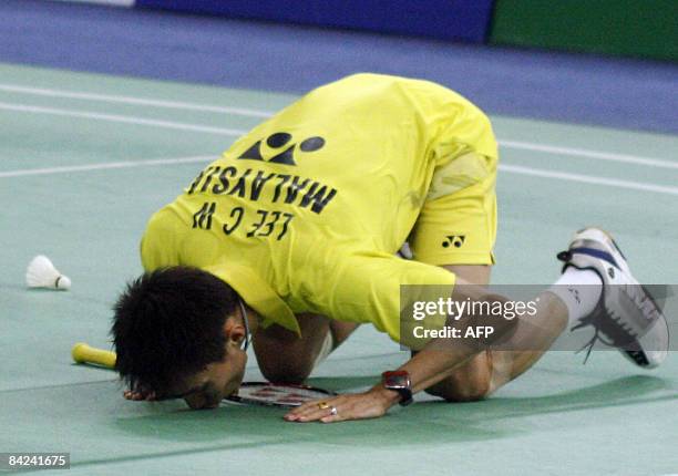 Malaysia's shuttler Lee Chong Wei kisses the court after defeating South Korea's Park Sung Hwan during Malaysia Open 2009 finals held at Putra...