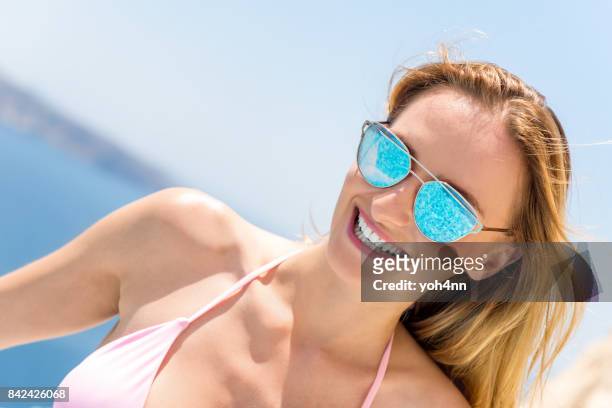 strandurlaub & schönheit - mirrored sunglasses stock-fotos und bilder