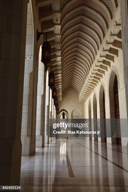 arcade at the side of the inner courtyard of the sultan qaboos grand mosque in muscat, oman - colonnato imagens e fotografias de stock