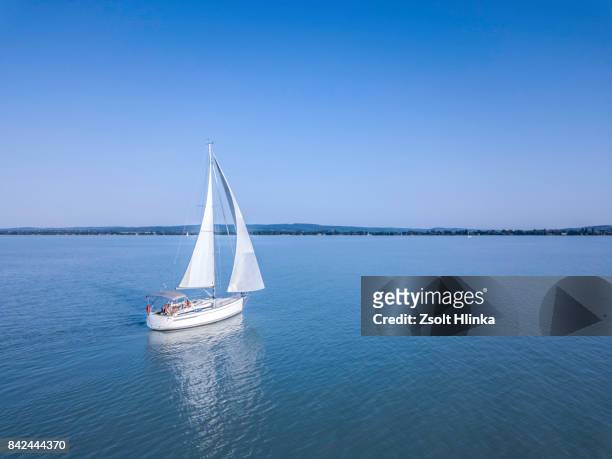 sailboat - balaton lake - yacht top view stock-fotos und bilder