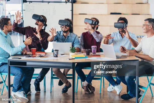 testen van de nieuwe vr-headsets - simulator stockfoto's en -beelden