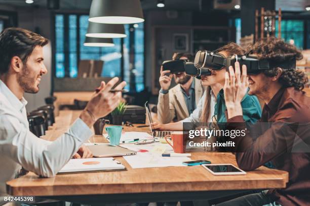 virtuele realiteit demonstratie - virtual reality simulator presentation stockfoto's en -beelden