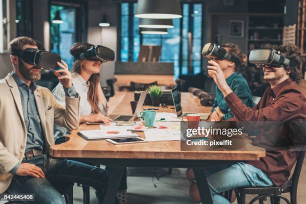 groep mensen genieten van virtuele realiteit technologie - virtual reality simulator presentation stockfoto's en -beelden