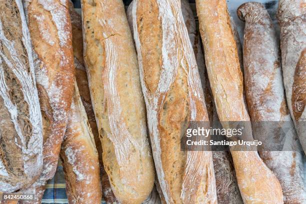 close-up of loaves of bread - barra de pan francés fotografías e imágenes de stock
