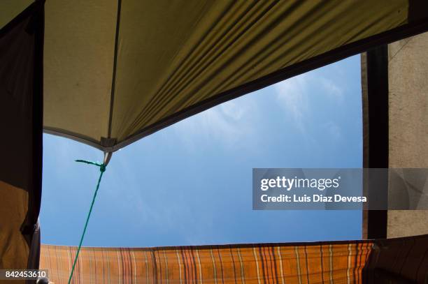 refugee camp - naufragios de emigrantes libios de abril de 2015 fotografías e imágenes de stock