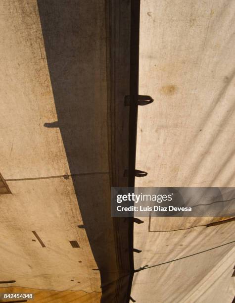 refugee camp - naufragios de emigrantes libios de abril de 2015 fotografías e imágenes de stock