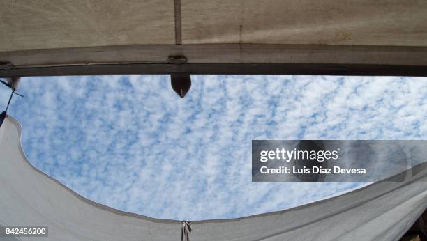 refugee camp - naufragios de emigrantes libios de abril de 2015 fotografías e imágenes de stock