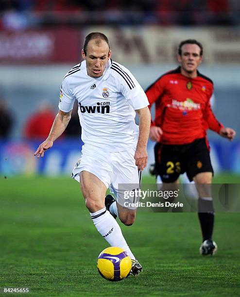 Arjen Robben of Real Madrid powers down the right wing during the La Liga match betwen Mallorca and Real Madrid at the San Moix stadium on January...