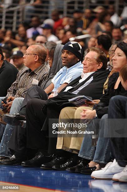 Former Los Angeles Clipper Cuttino Mobley watches a game from courtside with Clippers' owner Donald Sterling between the Phoenix Suns and the Los...