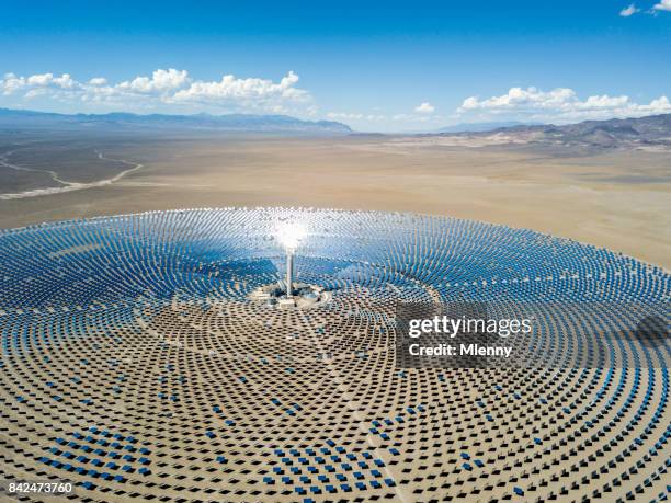 luftbild solarthermischen kraftwerks station - construction circle stock-fotos und bilder