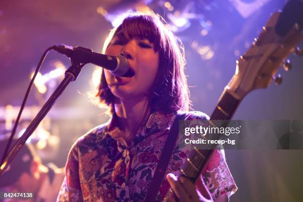 mujer tocando la guitarra - live event fotografías e imágenes de stock