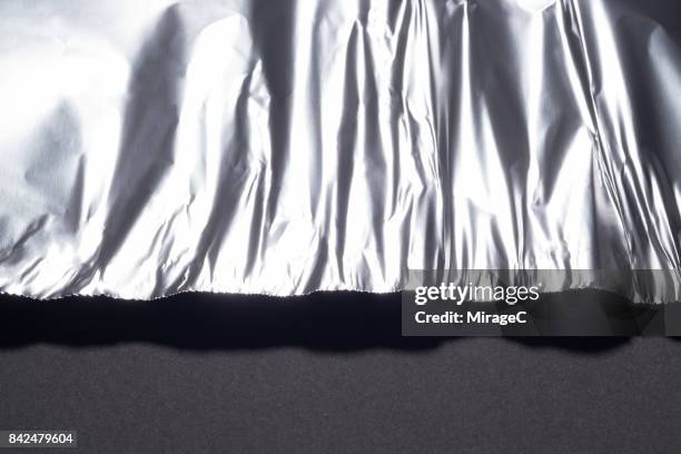 torn tin foil edge - alluminium photos et images de collection