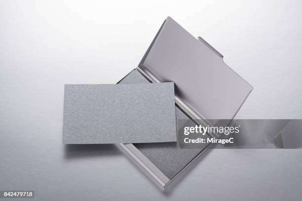 blank business cards in cardcase - metallic suit - fotografias e filmes do acervo