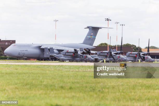 c-5m super galaxy behind three cv-22 ospreys - 宇宙基地 個照片及圖片檔