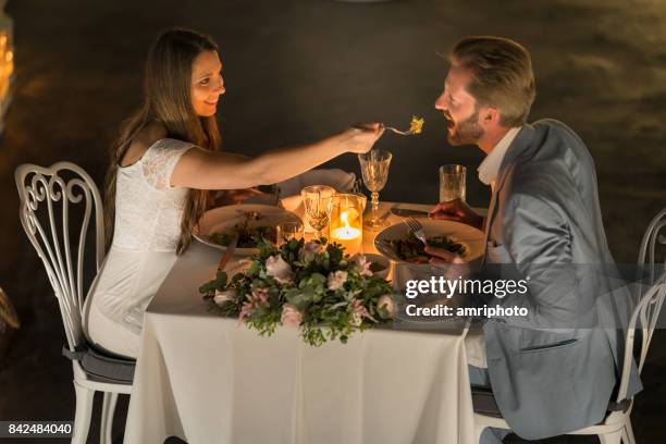 coppia durante la cena romantica - candle light foto e immagini stock