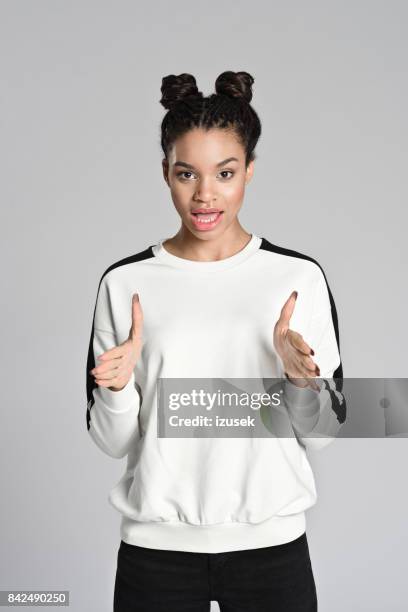 mujer feliz adolescente americano afro explicando - explicar fotografías e imágenes de stock