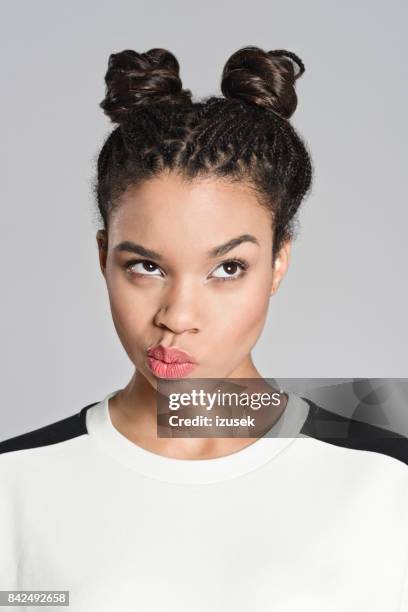 twijfelachtig afro-amerikaanse tiener meisje - portrait choice stockfoto's en -beelden