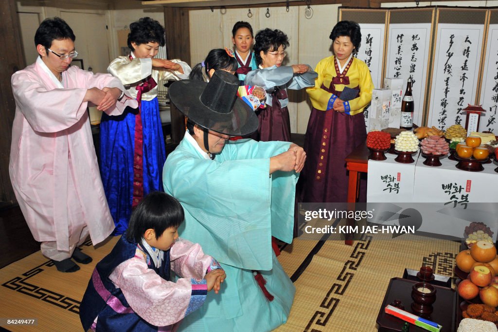 Charye Ritual South Korean models demonstrate