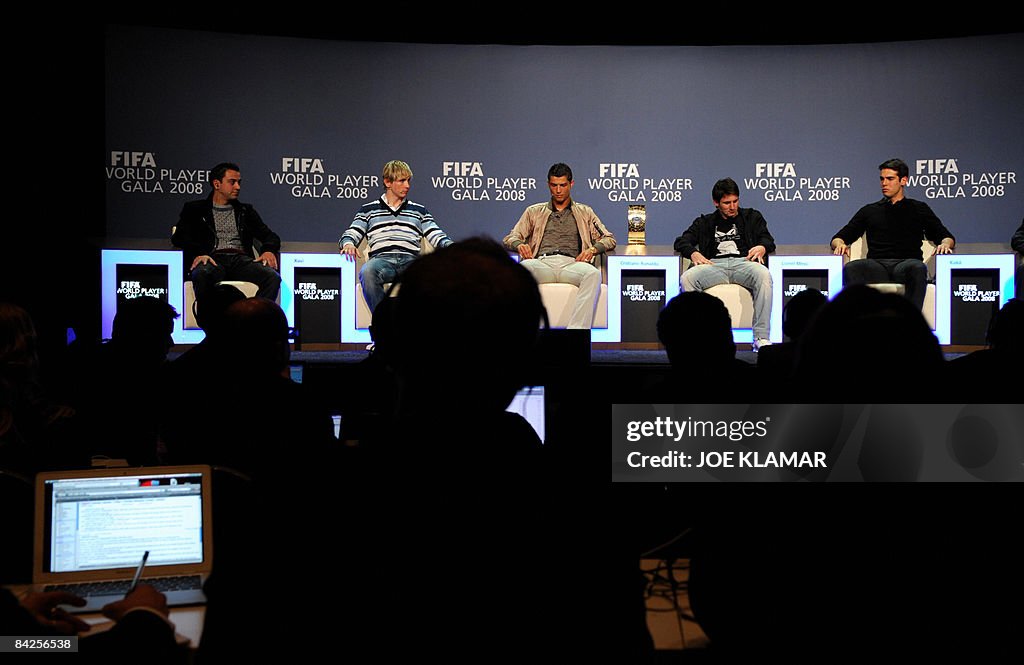 (L-R) Spain's Xavi, Spain's Fernando Tor